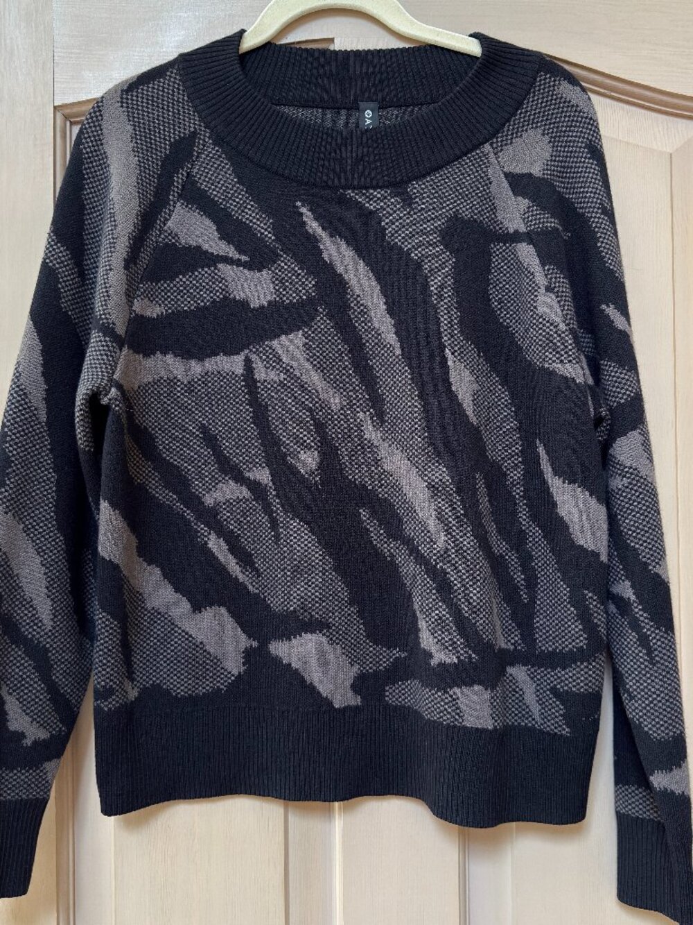 Athleta Black Gray Abstract Jacquard Sweater Size Small